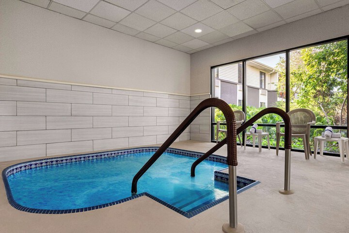 Super 8 by Wyndham Germantown / Milwaukee
