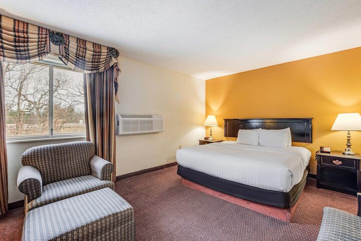 Econo Lodge Whitehall near Michigans Adventure