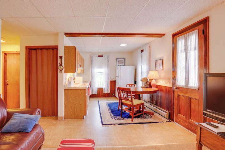 Lawrenceville Apartment w / Deck Near Gaming Lands!