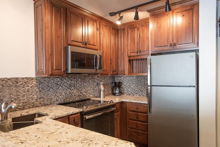 Zephyr Mountain Lodge Condo | 2 Bedrooms Lower Hughes View w / Ski Storage (Premium-Rated Condo 1317)
