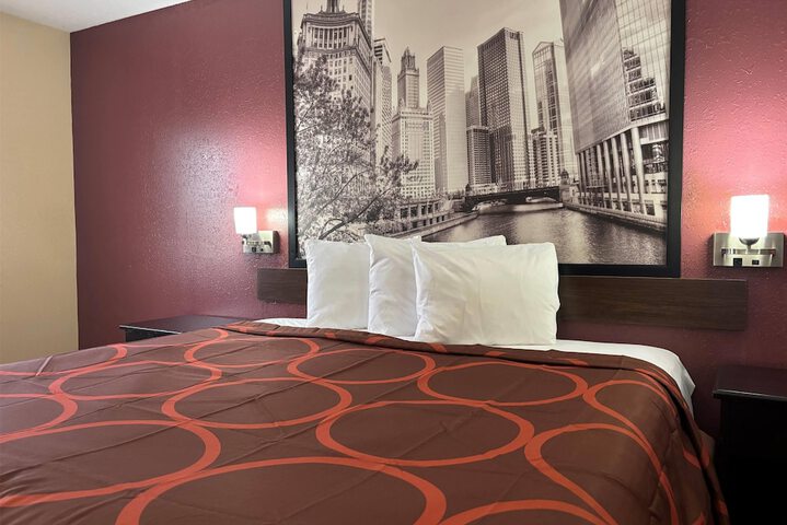 Super 8 by Wyndham Paris IL