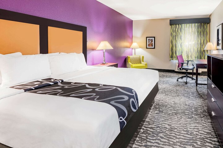 La Quinta Inn & Suites by Wyndham DFW Airport West - Bedford