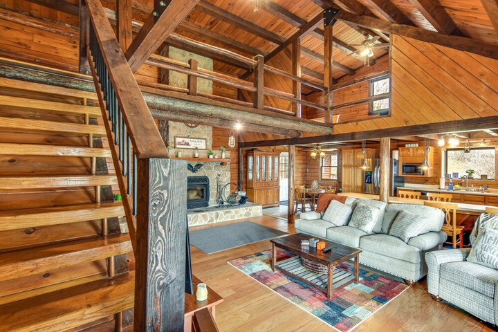 Lock Haven Cabin w / Wood Stove & Mountain View!