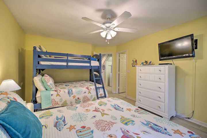 Coastal Home w / Community Pool 2 Miles to Beach!