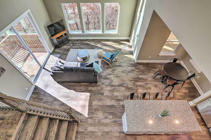 Charming Retreat w / Mtn Views: Walkable Location!
