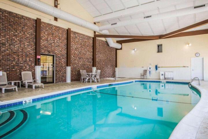 Clarion Inn & Suites at the Outlets of Lake George