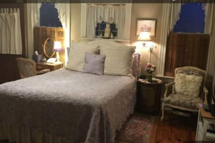 Historic Iron Horse Inn