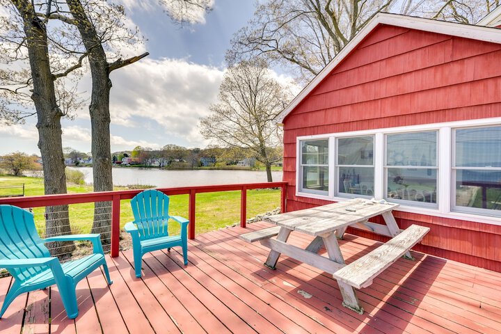 Charming Niantic Vacation Rental: Walk to Beach!