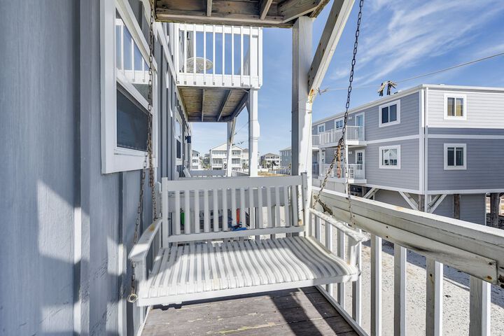 Ocean Isle Beach Condo w / Balcony: Steps to Shore!