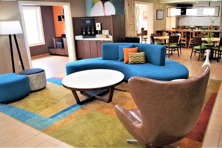 Lounge 24 of 26