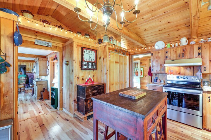 Waterfront Maine Vacation Rental w / Private Dock