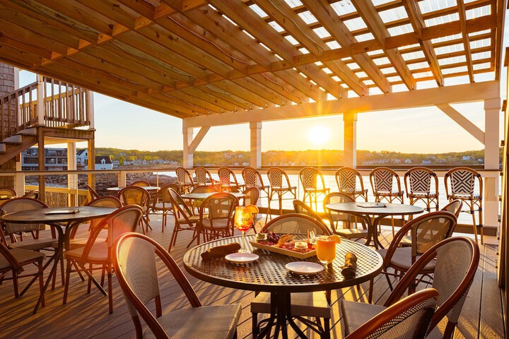 Bearskin Neck Motor Lodge