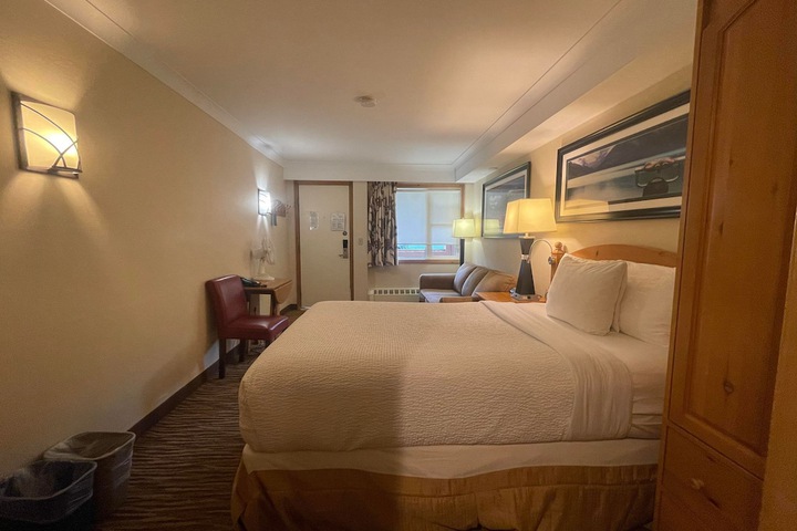 Room 102 of 191