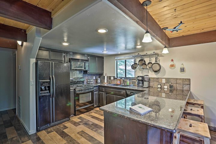 Chester Cabin w / Deck - Walk to Lake + Golfing!