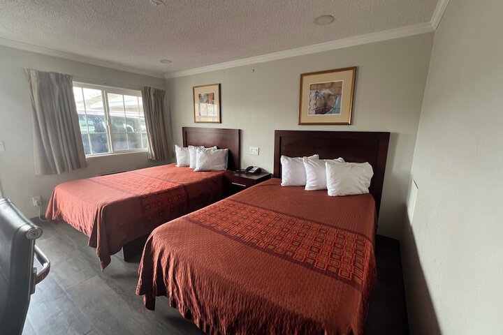 Golden Eagle Motel