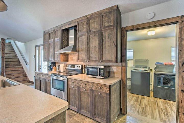Tool Waterfront Home w / Hot Tub & Fire Pit!