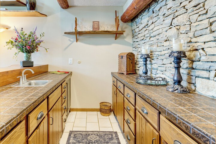 Luxe Poconos Pines Home w / Beach + Amenities!