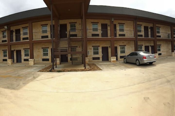 Pearsall Inn & Suites