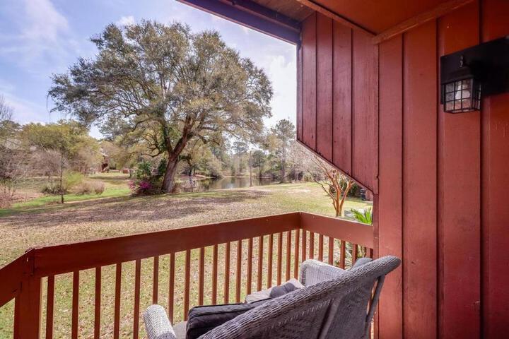 Lakeside Villa - Quite Location walk to the Country Club