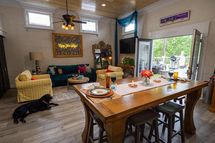 Chateau Royale Pet Friendly, on Bayou, Downtown!