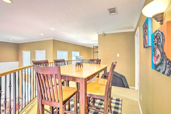 Beautiful Montgomery Home w / Lakefront Deck!