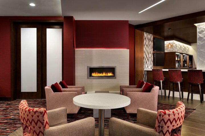 Lounge 33 of 40