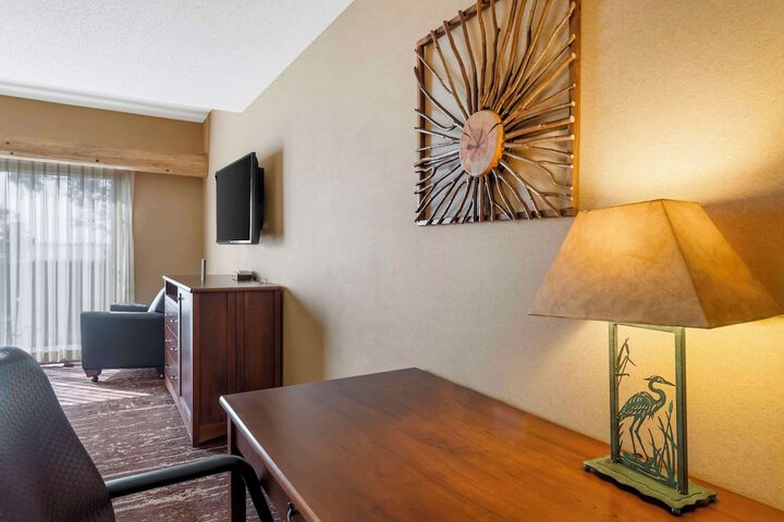 Best Western Premier The Lodge on Lake Detroit
