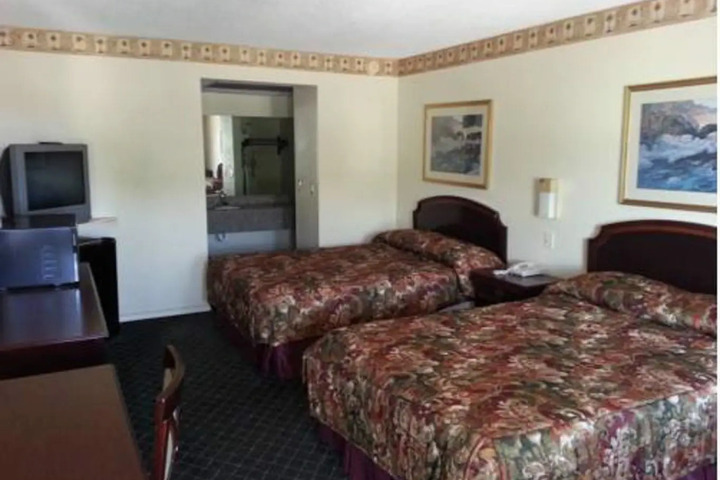 TAHLEQUAH MOTOR LODGE