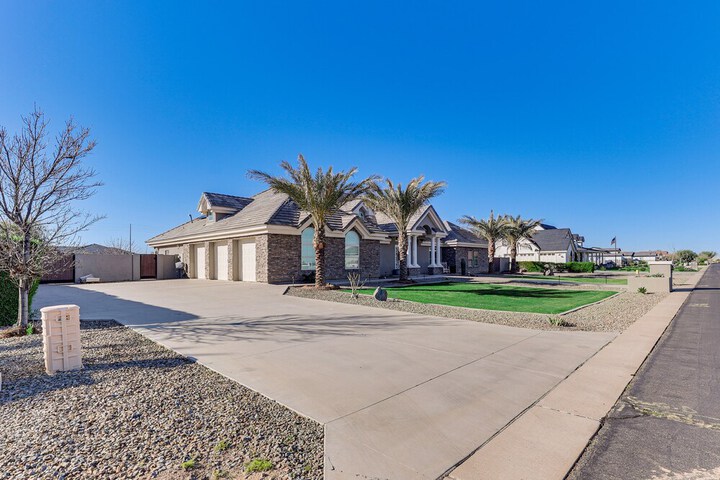 Spacious Queen Creek Home w / Hot Tub & Pool!