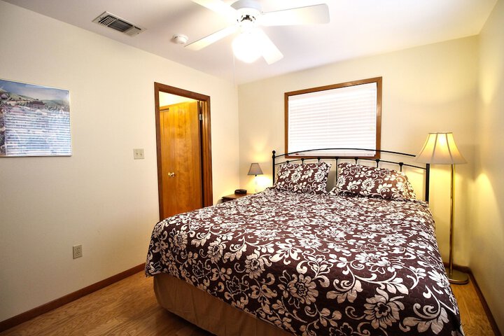 Peach Tree Inn & Suites