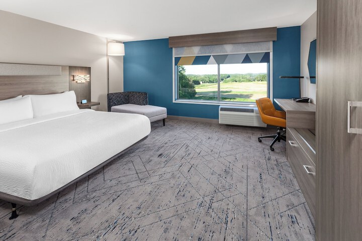 Holiday Inn Express & Suites Reedsburg - Dells Area by IHG