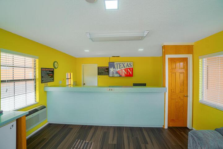 EXECUTIVE INN AND SUITES