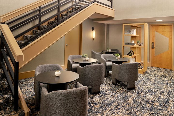 Lounge 58 of 62