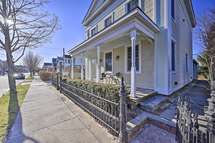 Bright Apartment - 1 / 2 Mi to Greenport Harbor!