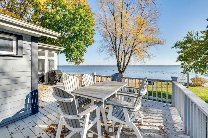 Lakefront Edgerton Cottage w / Deck & Grill!