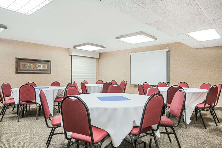 Ramada Hotel & Conference Center by Wyndham Plymouth
