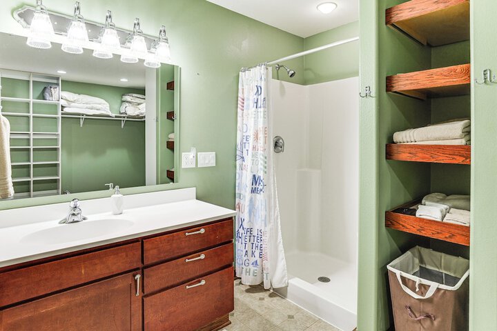 Spacious Edgerton Home w / Private Beach & Views!