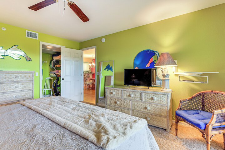8 Mi to Beach w / Pool Access: Englewood Condo!