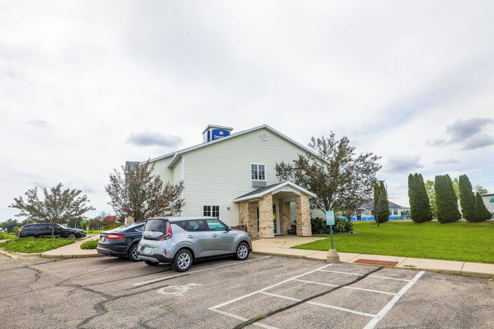 Evansville Inn & Suites by OYO