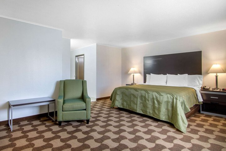 Room 33 of 46
