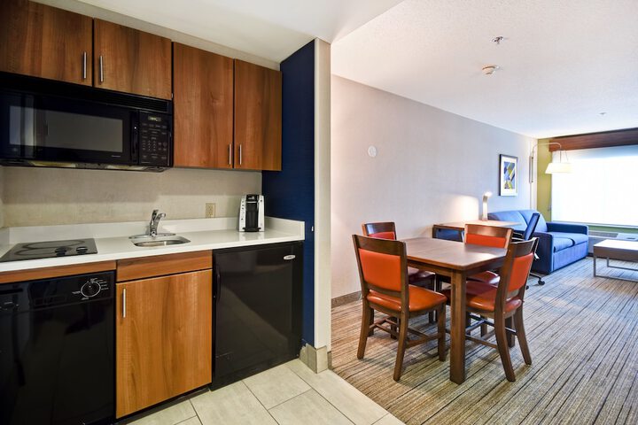 Holiday Inn Express Newport North - Middletown by IHG