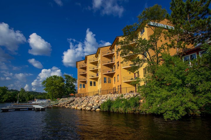 Natura Vue Resort & Boathouse