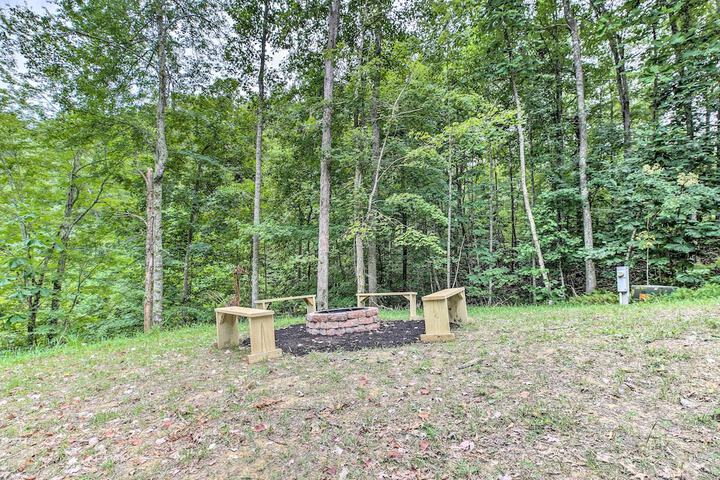 Hike & Zip-line: Red River Gorge Cabin w / Hot Tub!