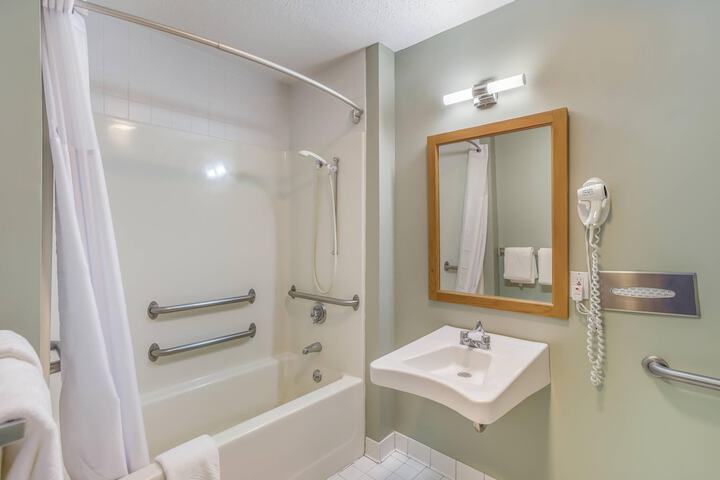 Quality Inn & Suites Gorham Riverside