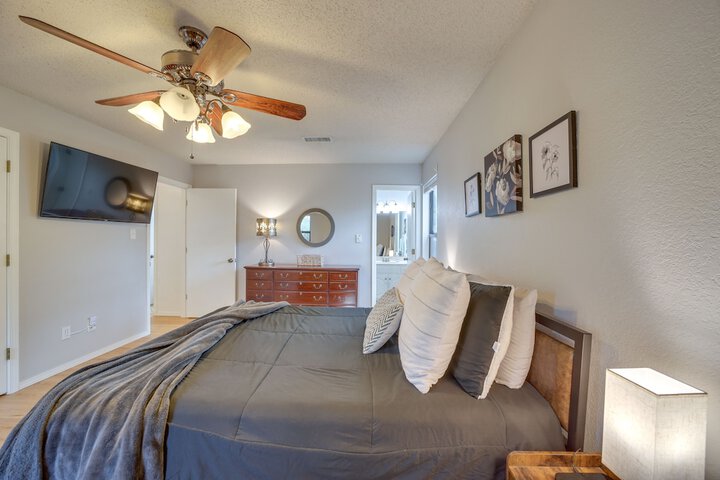 Family-friendly Broken Arrow Retreat w / Yard!