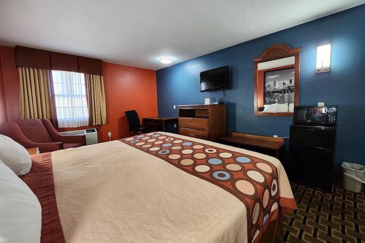 Room 11 of 27