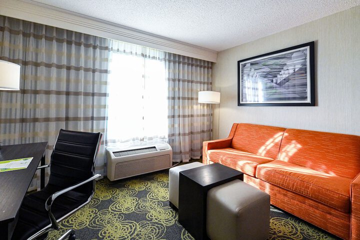 Room 32 of 46