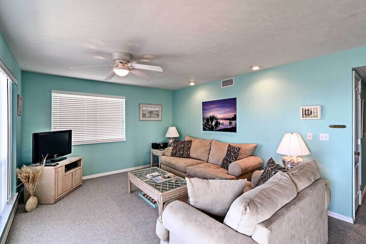 Beachfront Cedar Key Condo w / Pool Spa & Views!