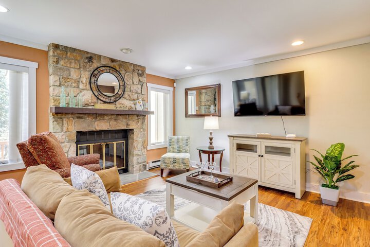 Hike Golf & Explore: Pocono Pines Townhome