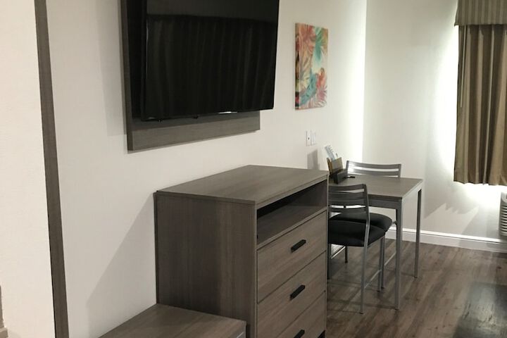 Room 6 of 16